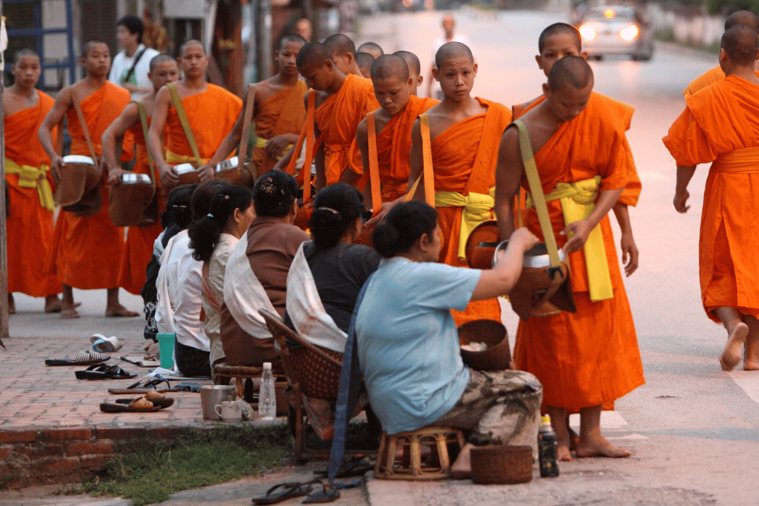 Tak Bat en Luang Prabang: Una Experiencia Espiritual Imperdible